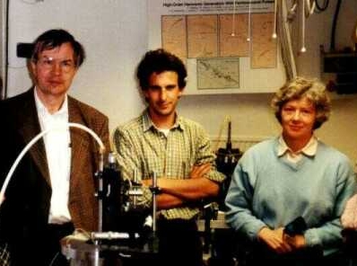 Marco Bellini with Ted Hänsch and Anne L'Huillier during one of the experiments of the collaboration
